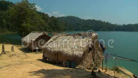 马来西亚Temenggor湖OrangAsli村茅屋视频的预览图