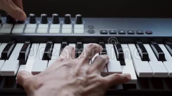 在演播室中演奏MIDI键盘MIDI控制器合成器的音乐家视频的预览图