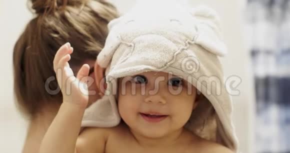 一个女婴洗澡后美丽的慢镜头肖像视频的预览图