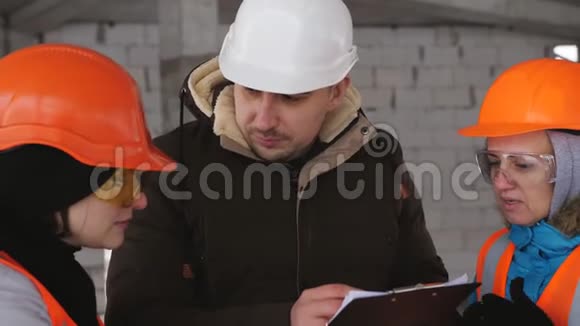 工长和女施工工在施工现场讨论冬季施工方案视频的预览图