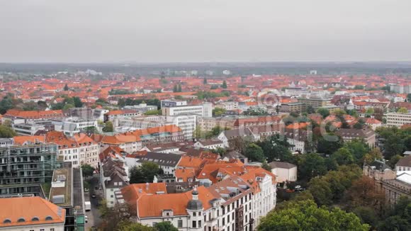 德国汉诺威的鸟瞰很多树和绿地市中心住宅和道路视频的预览图