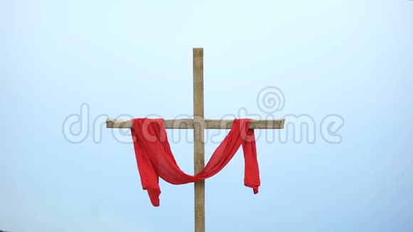 用红布包裹的木十字架十字架和耶稣复活视频的预览图