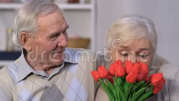 幸福的高级女人鲜花拥抱丈夫永恒的爱视频的预览图