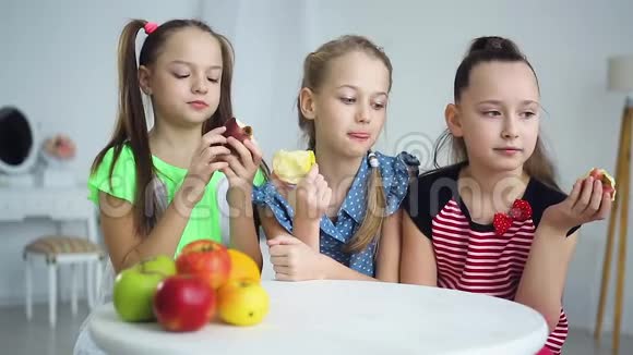 一小群孩子一起吃苹果视频的预览图