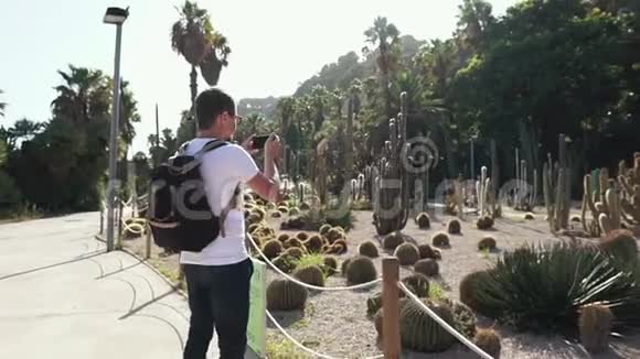 他停下来在植物园拍照视频的预览图