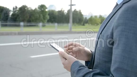 把男人的手和智能手机搭起来视频的预览图
