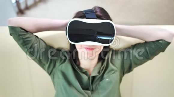 中等身材的贴身女性戴着现代虚拟现实面具放松身心视频的预览图
