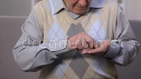 可怜的老人手里拿着硬币有钱人数着美元社会差距视频的预览图