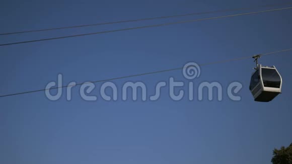 缆车的景色它在晴朗的天空背景下降落在机舱里视频的预览图