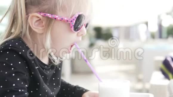 戴太阳镜的孩子喝奶昔视频的预览图