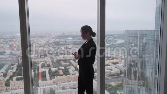 城市背景下商业女性的剪影视频的预览图