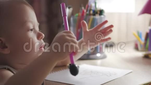 可爱的小男孩在家绘画1岁幼儿小男孩用铅笔绘画快乐的学龄前儿童创意游戏视频的预览图