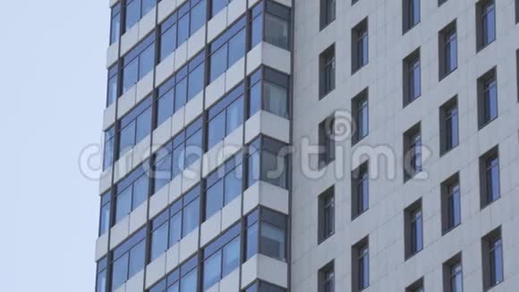 一栋公寓楼的外部固定镜头住宅建筑外观具有蓝天背景一栋大楼视频的预览图