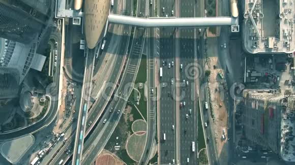 阿联酋迪拜哈利法塔大都会站区的高空俯视图视频的预览图