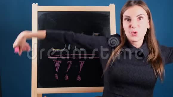 题词SALE写在黑板上一个快乐的女孩正在附近跳舞等待折扣视频的预览图
