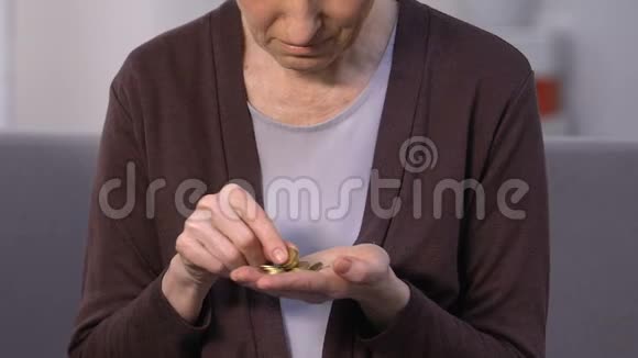 可怜的老妇人手里拿着硬币有钱的老人数着社会差距视频的预览图