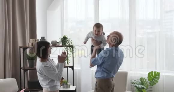 爷爷奶奶在家里和女婴玩得很开心视频的预览图