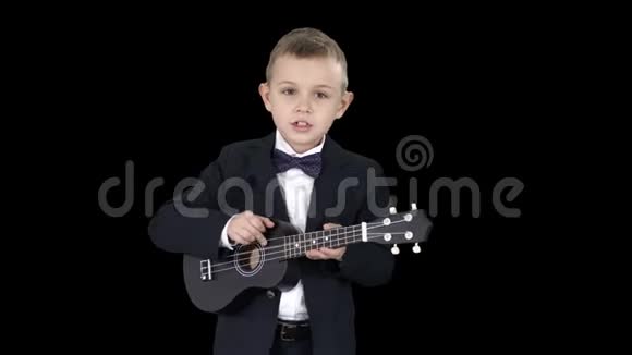 穿着服装走路和玩四弦琴的男孩阿尔法频道视频的预览图