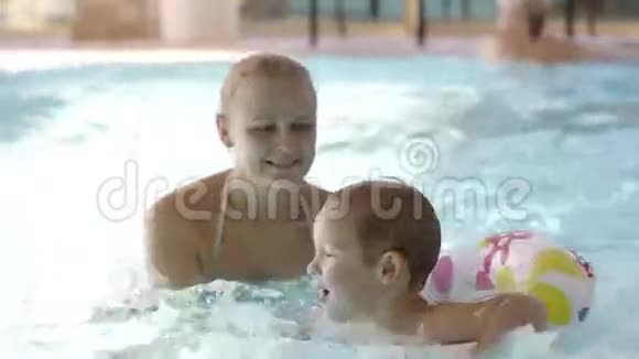 正在上游泳课的小孩子视频的预览图