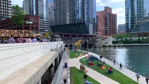 芝加哥上下两个城市可以看到上面的Wacker大道和下面的河畔视频的预览图