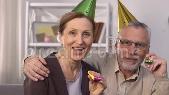 为庆祝生日戴着派对帽的老夫妇提供惊喜视频的预览图