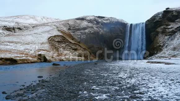 冰岛南部斯库加尔省冬季斯库加沃斯瀑布视频的预览图