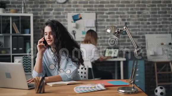 女企业主在办公室用手机订购笔记本电脑视频的预览图