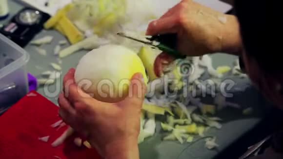 女人用剪刀把玩具的泡沫剪成圆形视频的预览图