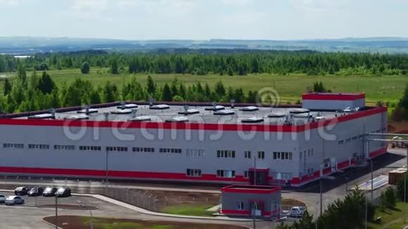 绿色森林鸟瞰附近的生产厂房视频的预览图