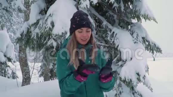 滑雪场娱乐活动快乐的年轻女子玩雪慢动作视频的预览图