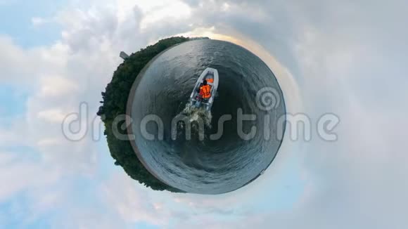 一个人漂浮在小艇上的360度全景视频的预览图