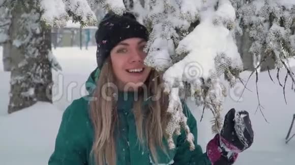 滑雪场娱乐活动快乐的年轻女子玩雪慢动作视频的预览图