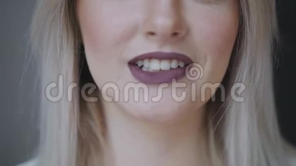 漂亮的女脸完美的牙齿微笑白种人年轻女孩特写肖像嘴唇皮肤牙齿孤立存在视频的预览图