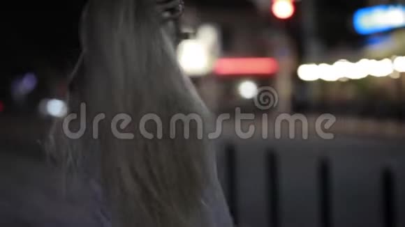 一个金发碧眼的女人在夜城接吻视频的预览图