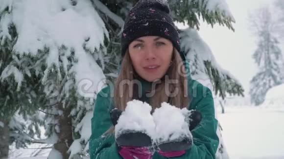 滑雪场娱乐活动快乐的年轻女子玩雪慢动作视频的预览图