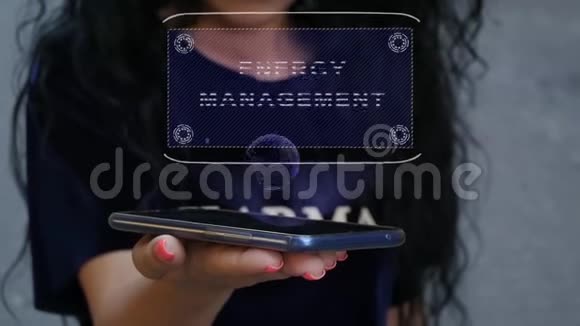 女人展示HUD全息图能量管理视频的预览图