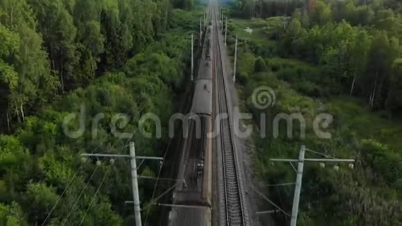 从空中俯瞰一列火车在不知何处的铁路上经过在火车上方靠近视频的预览图