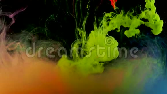 油漆在水中的平稳运动颜色混合RGB调色板视频的预览图