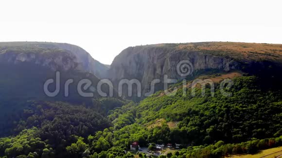 航空大峡谷入口吐尔达峡谷克鲁吉县特兰西瓦尼亚喀尔巴阡山脉罗马尼亚美丽的夏天视频的预览图
