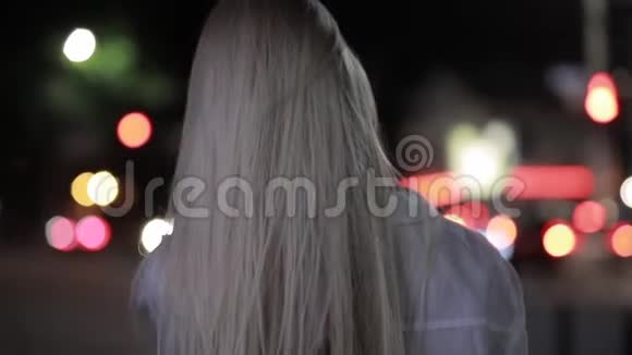 有长发的性感女人在夜城转脸视频的预览图