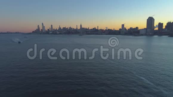 早晨的曼哈顿城市景观纽约市鸟瞰视频的预览图