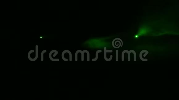 在烟雾毯的黑暗中轮廓聚光灯的绿光被诱导视频的预览图