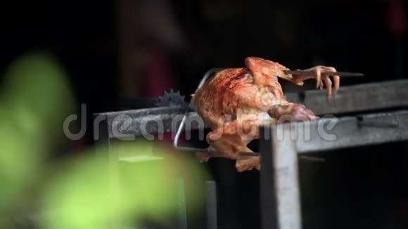 在越南萨帕和猫猫村的街道上烤鸡视频的预览图