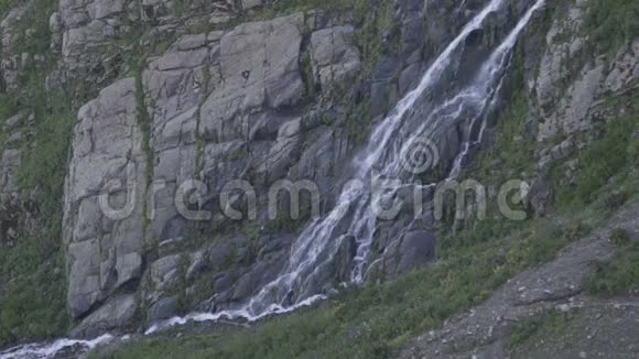 山上的瀑布自然景观背景生态概念慢动作视频的预览图