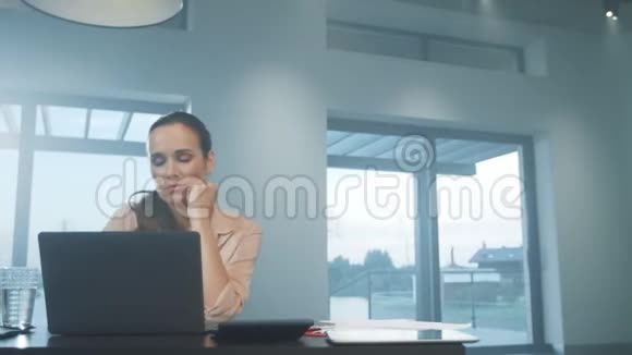 商业女性试图在私人住宅放松劳累的女人下班后放松视频的预览图