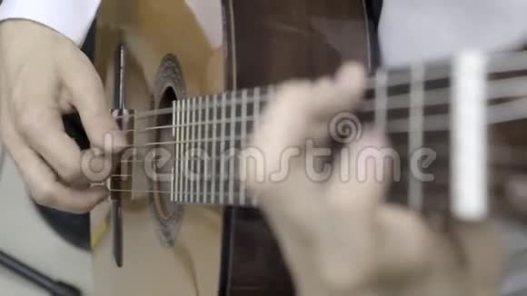 这位音乐家演奏古典吉他慢动作视频的预览图