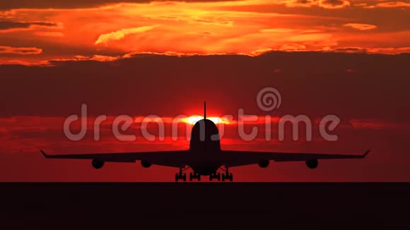 大型客机迎橙色日落起飞剪影视频的预览图
