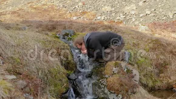 在冰岛的一条小溪里喝酒视频的预览图