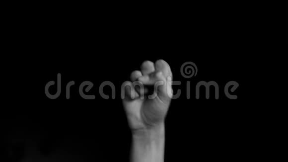 一只人的手出现并显示好运和一个好的手势或戒指手势孤立在黑色背景易铬k视频的预览图