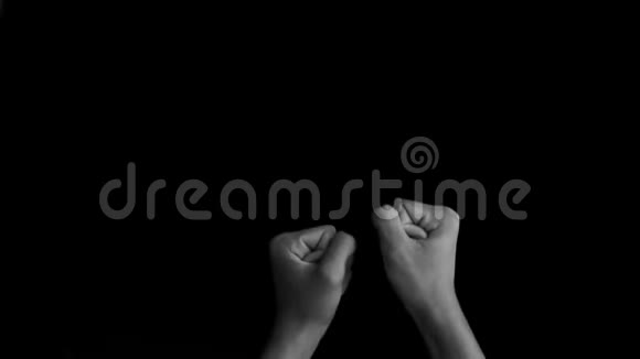 人类的双手出现显示双手英国手语或BSL字母L隔离在黑色背景下去交流视频的预览图
